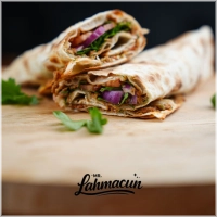 <b>Onze Lahmacun Cheese wordt dagelijks vers bereid &nbsp;met een dunne bodem en een royale laag gesmolten kaas. Door de gesmolten kaas is deze variant iets minder krokant, maar extra romig en vol van smaak. Geserveerd met jouw keuze uit verse salade en saus.</b><br><br><br><b>De perfecte combinatie van traditionele lahmacun en heerlijke gesmolten kaas.</b>