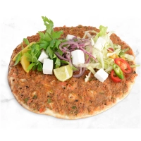 Lahmacun met feta, salade en saus