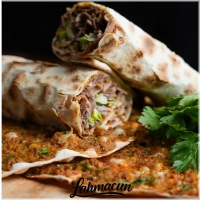 <b>Onze Lahmacun Steak Doner combineert een traditionele, dunne lahmacun met onze populaire huisgemaakte steak doner. De malse steak wordt dagelijks vers bereid en zorgt samen met de kruidige lahmacun voor een perfecte smaakcombinatie. Geserveerd met jouw keuze verse salade en saus.</b><br><br><br><br><b>Een echte favoriet voor &nbsp;liefhebbers van steak doner en lahmacun.</b>