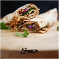 <b>Onze Lahmacun Classic heeft een dunne, krokante bodem en wordt dagelijks vers bereid. Belegd met een smaakvolle topping en geserveerd met jouw keuze uit verse salade en saus. </b><br><br><b>Vers gemaakt eenvoudig en heerlijk van smaak </b>