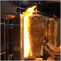 <b>Geniet van 200 gram van onze populaire steak doner, bereid met 100% rundvlees uit eigen keuken volgens ons vertrouwde recept sinds 1978. Dagelijks vers bereid, mals van structuur en rijk van smaak.</b><br><b>Perfect om los af te halen en thuis te combineren met jouw favoriete bijgerechten. </b><br><br><b>Verkrijgbaar vanaf 16:00 uur.</b><br><br><b>100% rundvlees Dagelijks vers bereid Sinds 1978.</b>